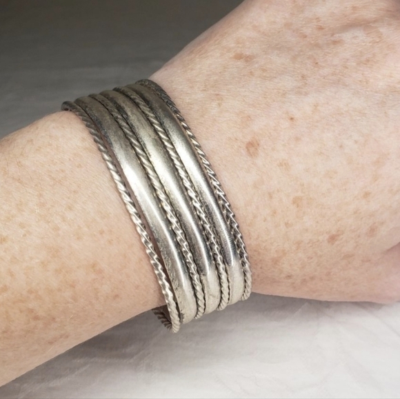 Antique Navajo silver cuff bracelet - Picture 3 of 11